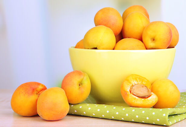 厨房新鲜的天然杏子放在厨房桌子上的碗里种植园房子农场