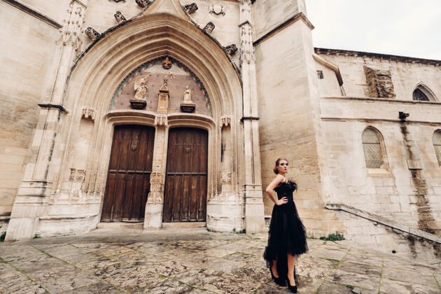 运动一位身着黑色婚纱的时尚新娘在法国古城阿维尼翁摆出姿势反弹长老法国