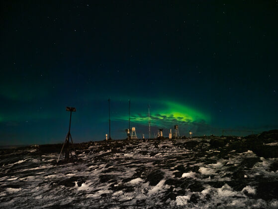 天空旧气象站夜间冬季极地景观与北极光俄罗斯星星敬畏黄昏