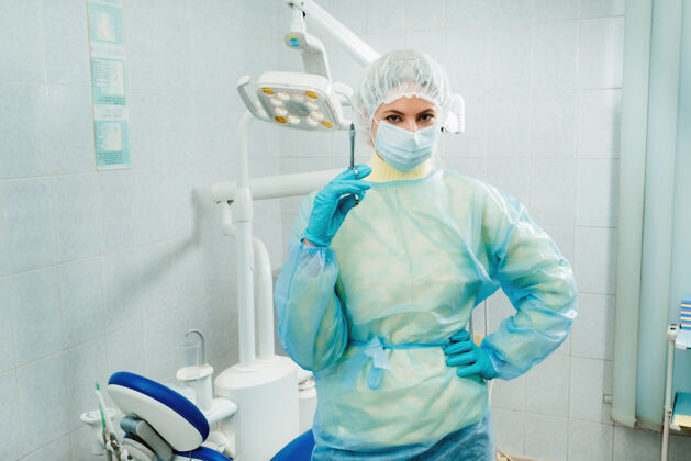 诊所一个蒙面的牙医在办公室里为一个病人拿着注射器危险牙医皇冠