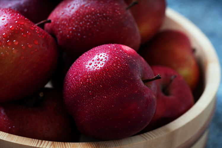 成熟成熟的苹果在木碗里发芽可持续存储概念零环保碗