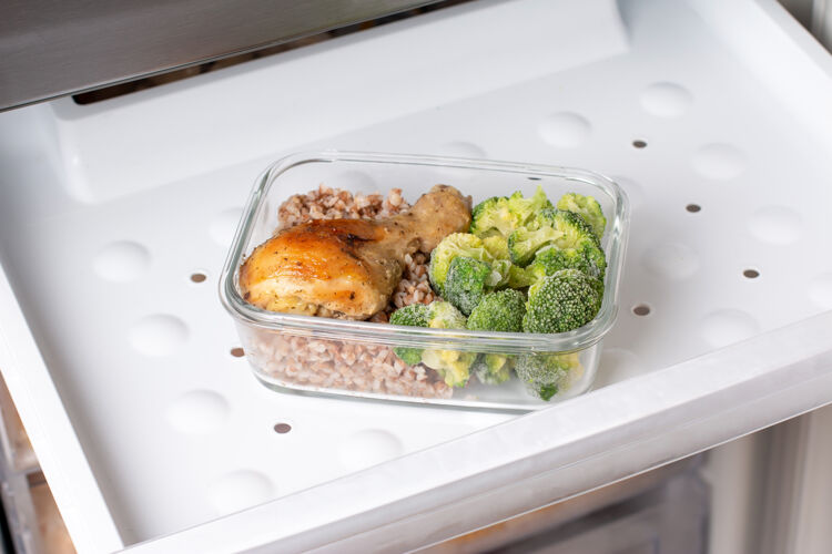 午餐冰箱里的速冻食物准备烤肉蔬菜