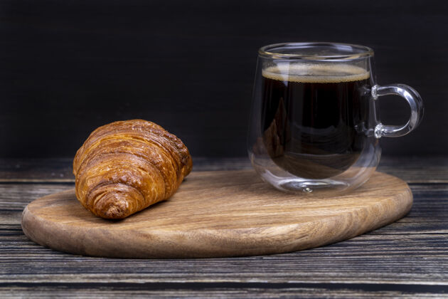 甜点在木板上放一杯咖啡的甜面包甜点小吃木头