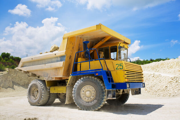 卡车一辆装满岩石的大型采石场自卸卡车建筑岩石技术