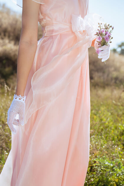 蕾丝穿着蕾丝白手套的女人复古风格手工制作领域新娘花束