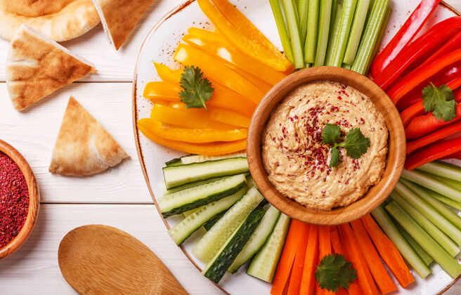 胡萝卜健康的自制鹰嘴豆泥配各种新鲜蔬菜和皮塔面包吃新鲜黎巴嫩