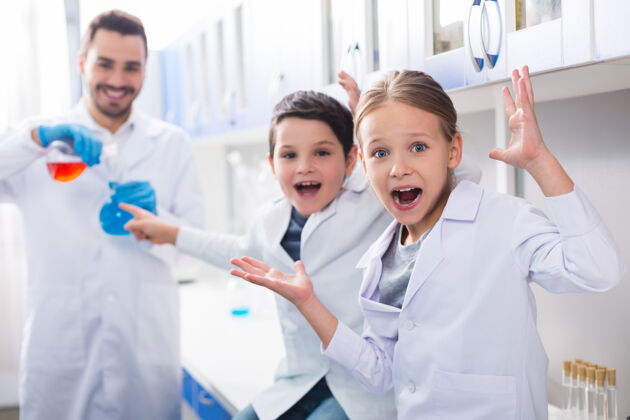 专业科学研究快乐积极的好孩子在实验室里 在观察实验时感到兴奋课堂显微镜技术