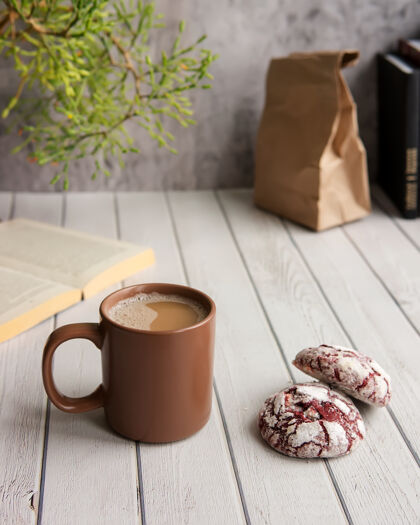 咖啡早餐有一大杯咖啡和红丝绒饼干饼干烘焙食物