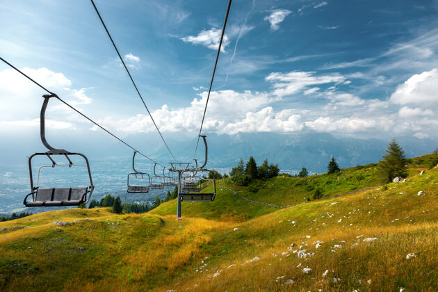 美丽意大利贝卢诺内维加尔的山地升降椅天气树阳光