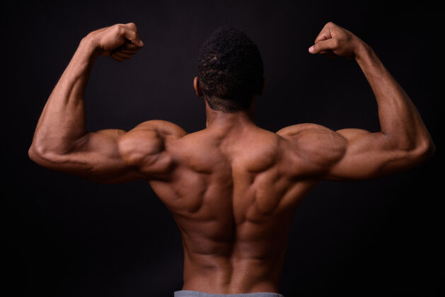 健身年轻英俊肌肉发达的非洲男子赤膊上阵黑空间强壮头发美国人