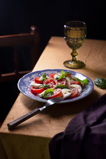 奶酪卡普列塞沙拉意大利菜新鲜西红柿 马苏里拉奶酪和奶酪沙拉罗勒黑和穆迪风格的照片饮食晚餐传统