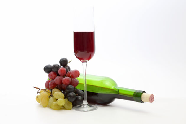 餐厅一杯红酒和一瓶葡萄玻璃流产品