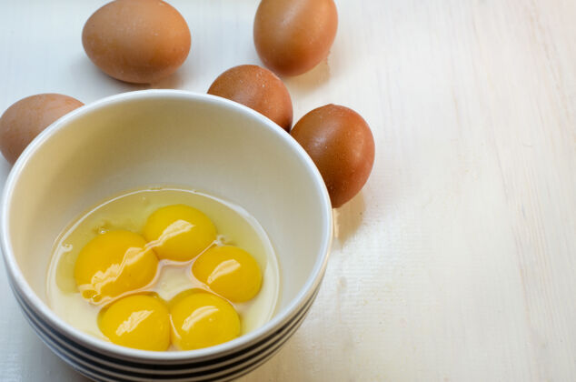 鸡蛋生鸡蛋特写在一个白色的表面烹饪奶酪产品