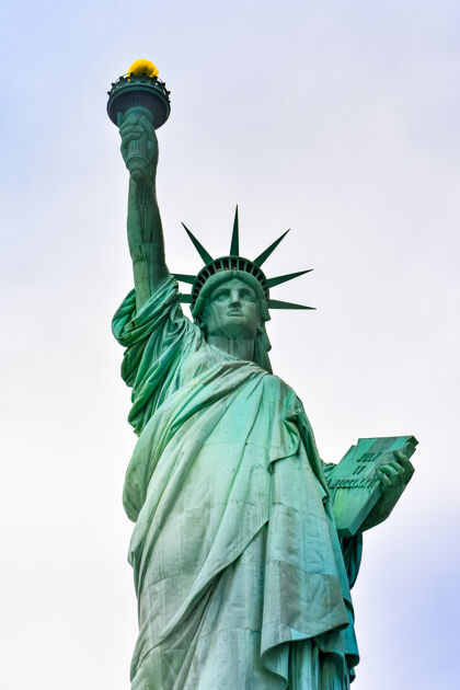 天空图为阳光明媚 蓝天白云的自由女神像特写自由岛纽约 美国女士独立民主