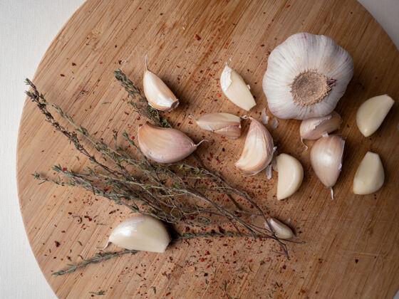 烹饪干迷迭香大蒜和香料组成的木板上平铺健康食品草药