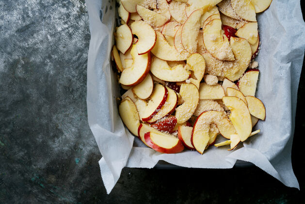 围裙家庭烹饪概念苹果派的制作过程苹果和面团放在烤盘上俯视平面图顶部苹果观点