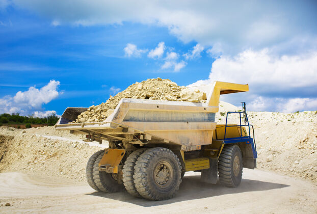 重型一辆装满岩石的大型采石场自卸卡车岩石机械设备