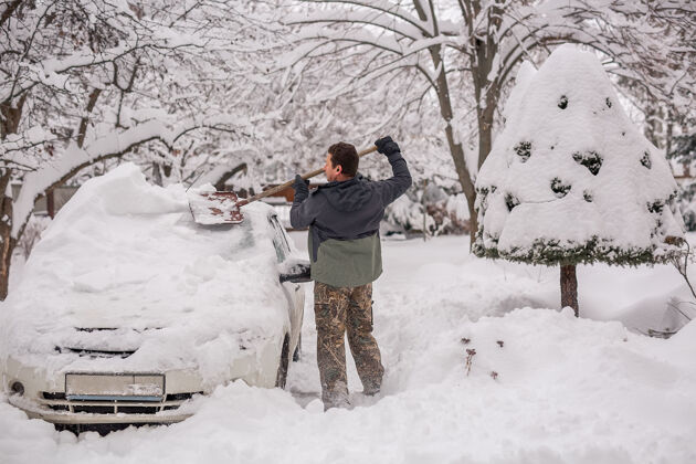 车辆冬天街上的人在清除车上的雪运动汽车扫帚