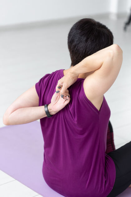 训练人 瑜伽 运动和保健概念关闭坐在瑜伽上伸展双手的女人健康姿势和谐
