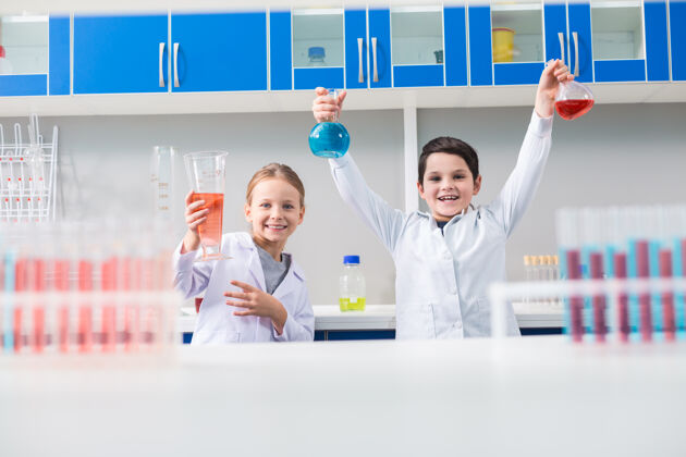 化学在实验室里 积极快乐的孩子们在化学实验室里微笑着看着你学校实验室样品