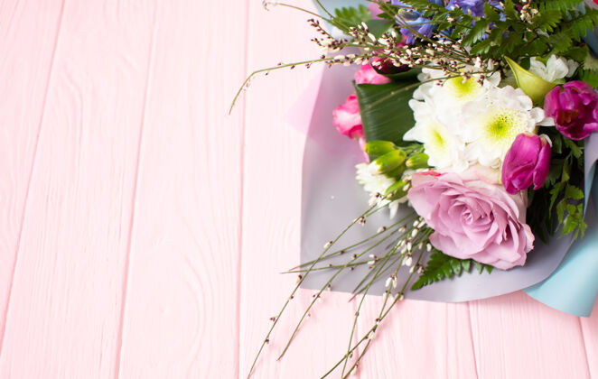 花艺一束鲜花靠在木板上庆祝束开花