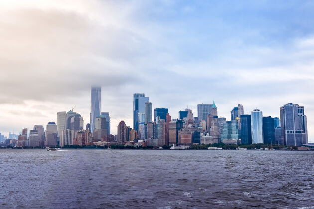 金融从自由岛到曼哈顿金融区的城市景观 在一个多雾的日子里自由贸易市中心
