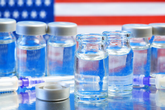 美国桌上摆着带冠状病毒疫苗的美国国旗注射器大流行生物学微生物学