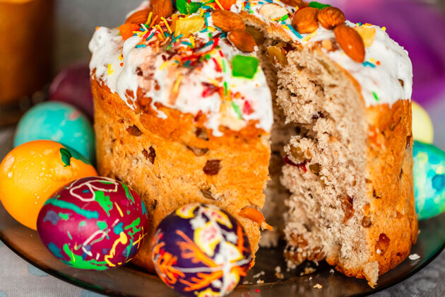 杏仁传统的复活节餐桌上有自制的复活节蛋糕和彩蛋甜点霜冻食物