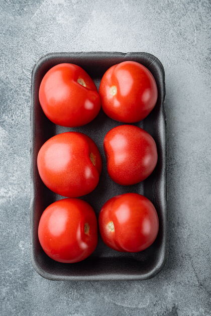 有机红色成熟的西红柿 放在灰色的桌子上食品农业农场