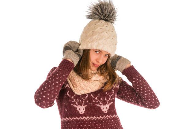 可爱可爱的女孩在温暖的毛衣 帽子 围巾和手套隔离在白色微笑女性女士