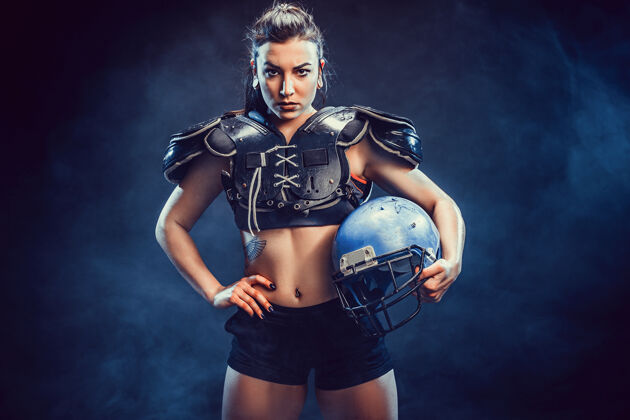 性感年轻的黑发女郎穿着性感的橄榄球运动员制服摆姿势姿势诱惑专业