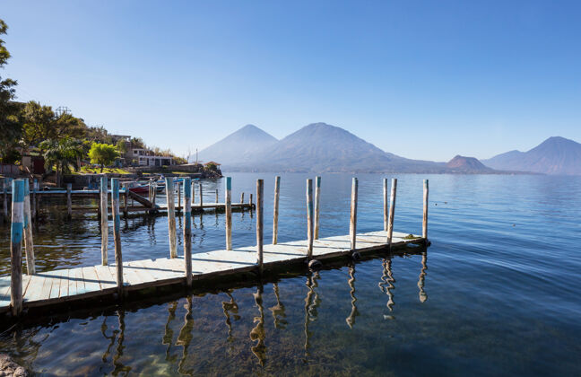 高地中美洲危地马拉高地美丽的阿蒂特兰湖和火山海湾真实伏尔坎