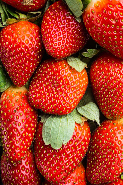 多汁新鲜的红草莓 放在黑色的桌子上 俯视平面健康托盘平铺