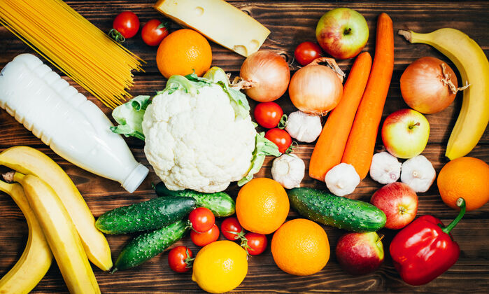 乳制品顶视图集食品 蔬菜 水果 乳制品于一体的木质表面意大利面卷心菜番茄