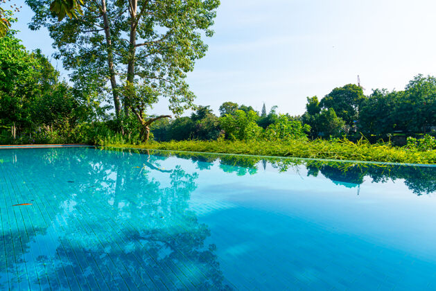 户外花园里的游泳池可以看到河景木头休闲自然