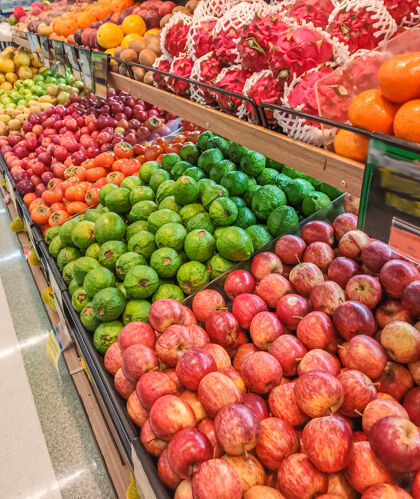 商店在有组织的市场上出售的水果有选择性的聚焦和模糊橘子有机杂货店