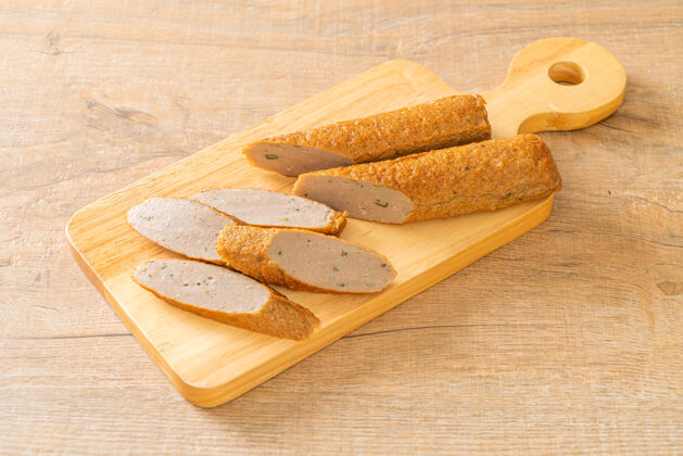 薯条在木板上炸鱼糕或鱼丸线菜肴烹饪鱼线