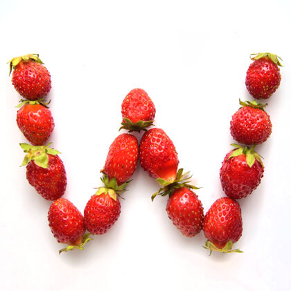成熟白底红鲜草莓英文字母w农业甜味健康