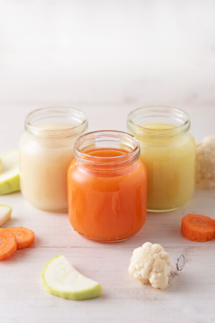 护理婴儿蔬菜泥的胡萝卜 西葫芦 花椰菜在玻璃缸上白营养食谱儿童