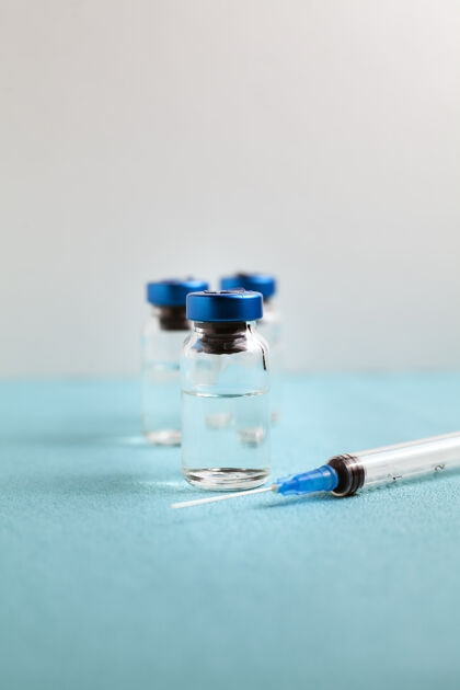 实验室注射用透明药物的医用真空管大规模疫苗接种的想法 冠状病毒疫苗的研制就摆在了一张蓝色的桌子上针头科学药品