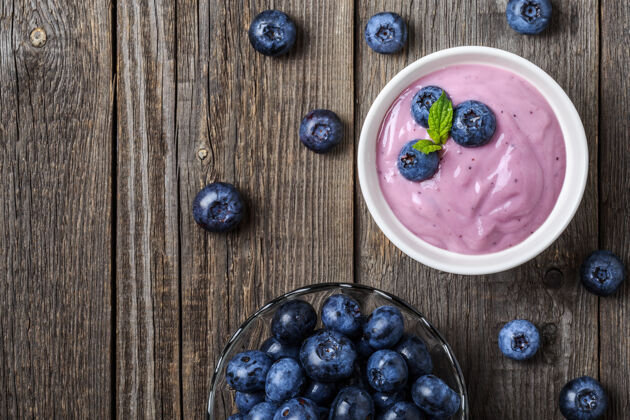 水果自制酸奶和新鲜的蓝莓在木头上食物配料酸奶