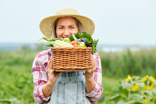 园艺女人手里拿着一篮子丰收的有机蔬菜和根上的有机生物农场.秋天蔬菜收获板条箱废物卷心菜