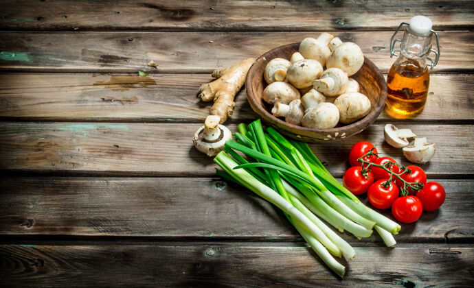 自然健康的食物种类把有机蔬菜和蘑菇放在木桌上香草生的超级食品