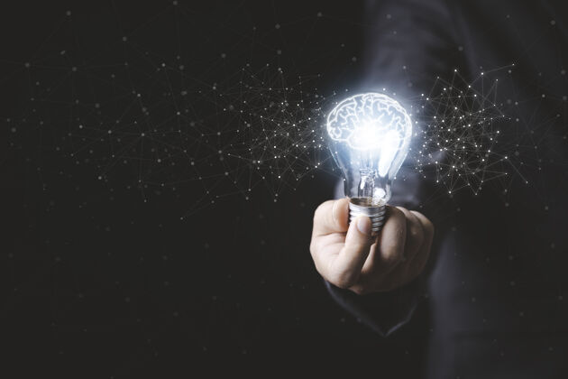 能源商人手握发光灯泡 画出大脑和连接线 创意思维和创新理念绘画连接头脑风暴