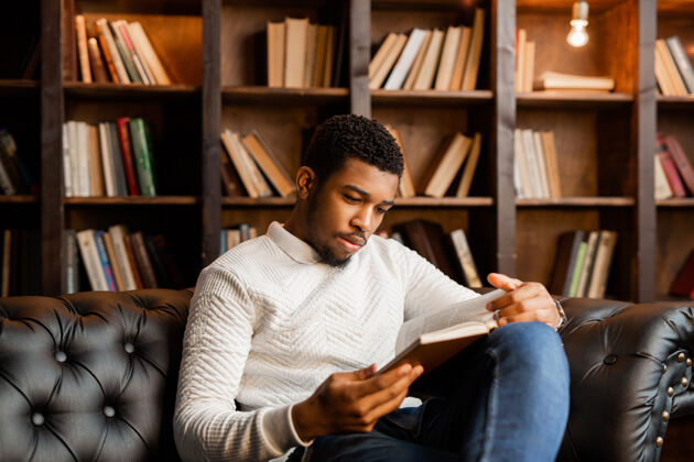 大学英俊的非洲小伙子在看书书籍大学图书馆