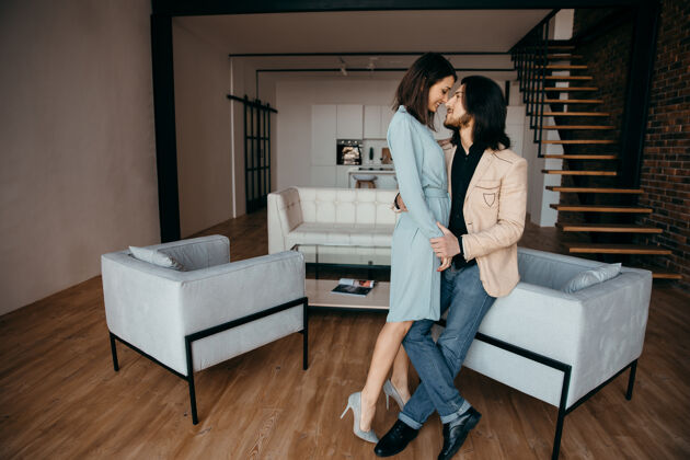 感情一对已婚夫妇喜欢他们新房子的豪华内饰公寓高高质量的照片触觉情侣婚礼