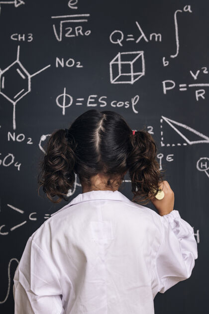 科学穿实验服的小科学家在黑板上写字聪明小学生大学