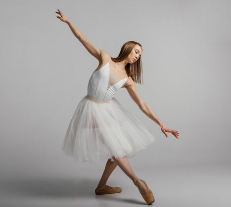 芭蕾舞演员美丽的女子在表演芭蕾舞尖头鞋艺术生活方式