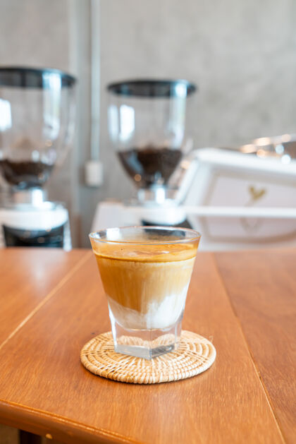 热咖啡店的脏咖啡杯（冷牛奶加上热的浓缩咖啡）扶手椅棕色清澈
