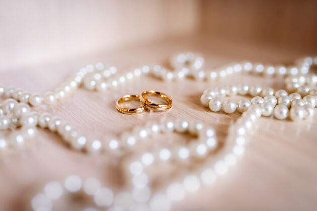 庆典结婚戒指靠近珍珠花边明亮礼物花瓣